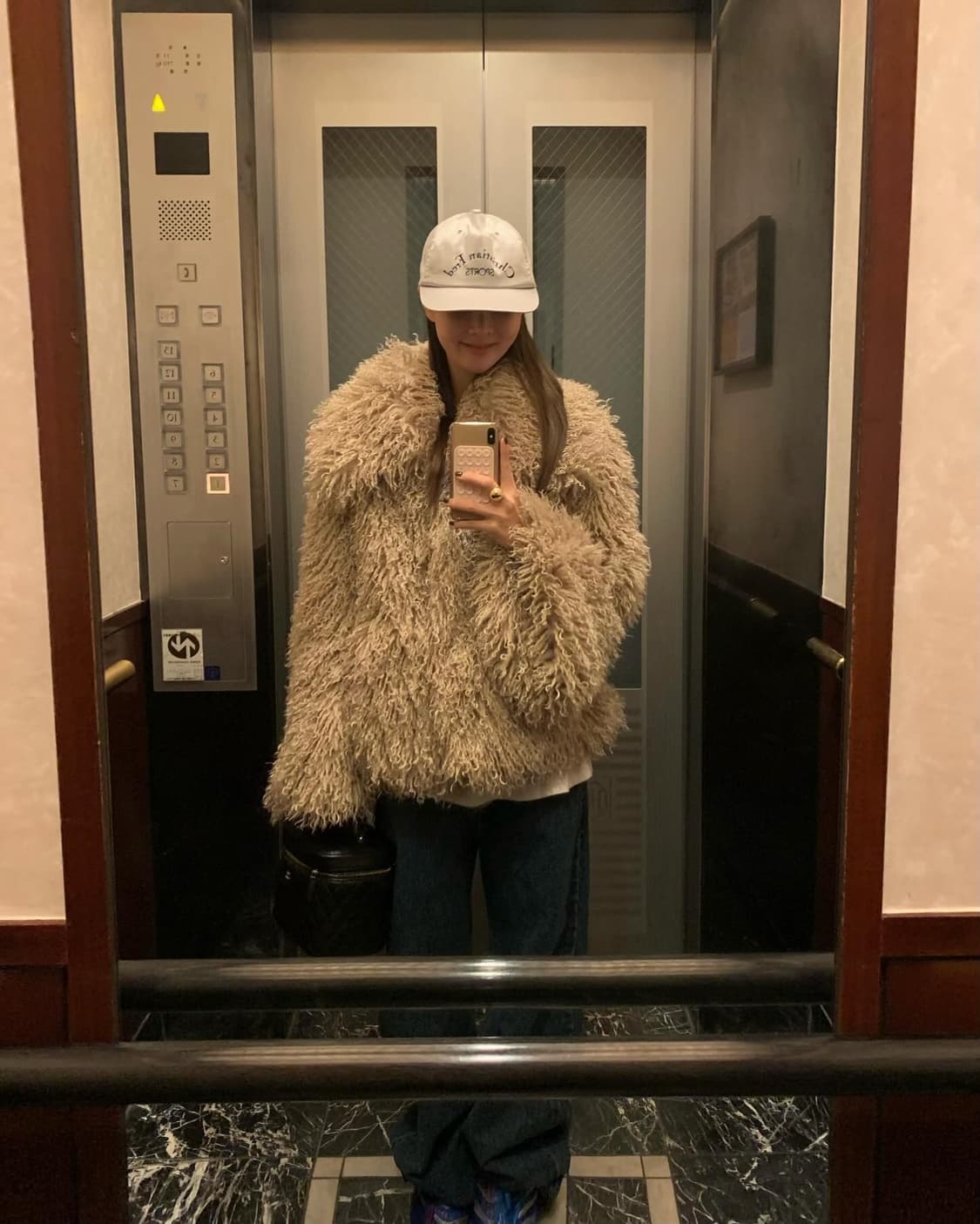 아루드 루앙 퍼자켓 베이지 아웃핏 퍼자켓 상품이미지1