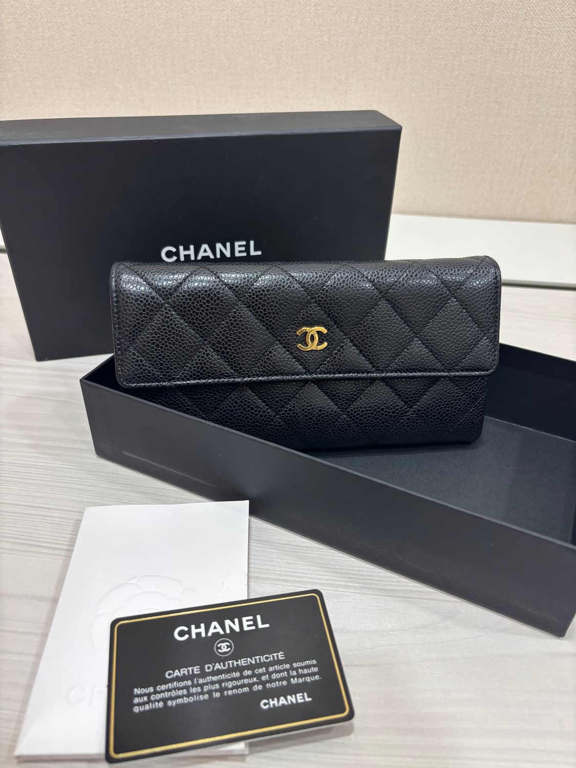 샤넬 클래식 금장 캐비어 플랩 장지갑 상품이미지1
