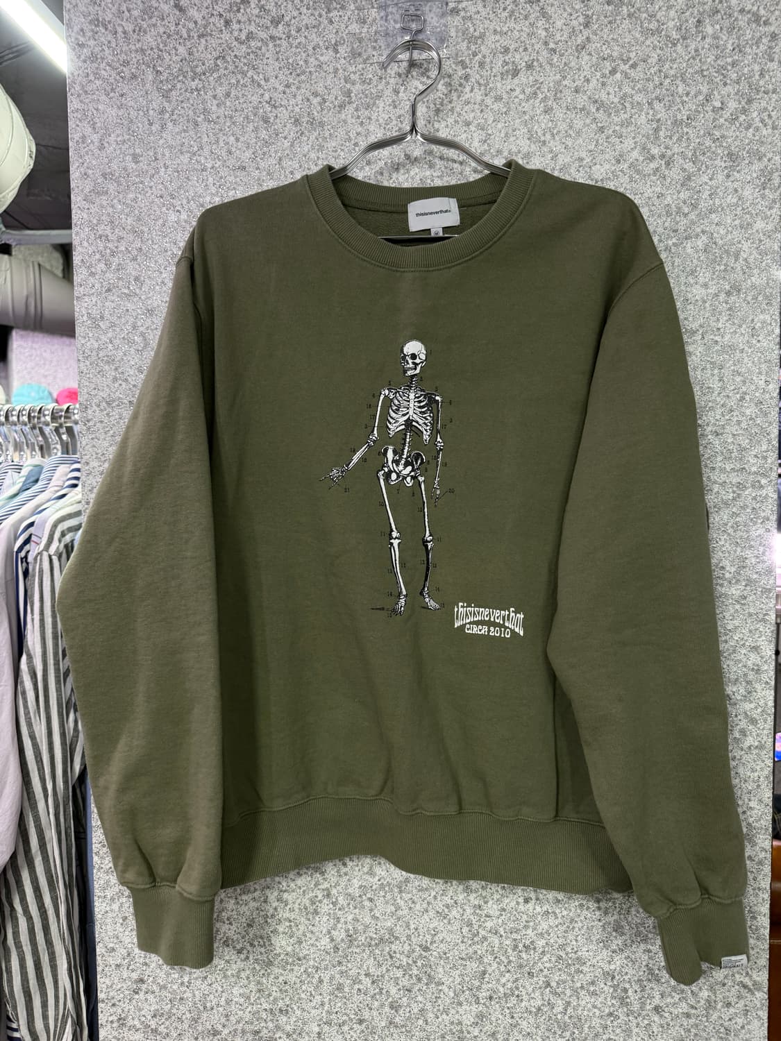 디스이즈네버댓 카키 스켈레톤 프린팅 맨투맨 B4366 상품이미지2