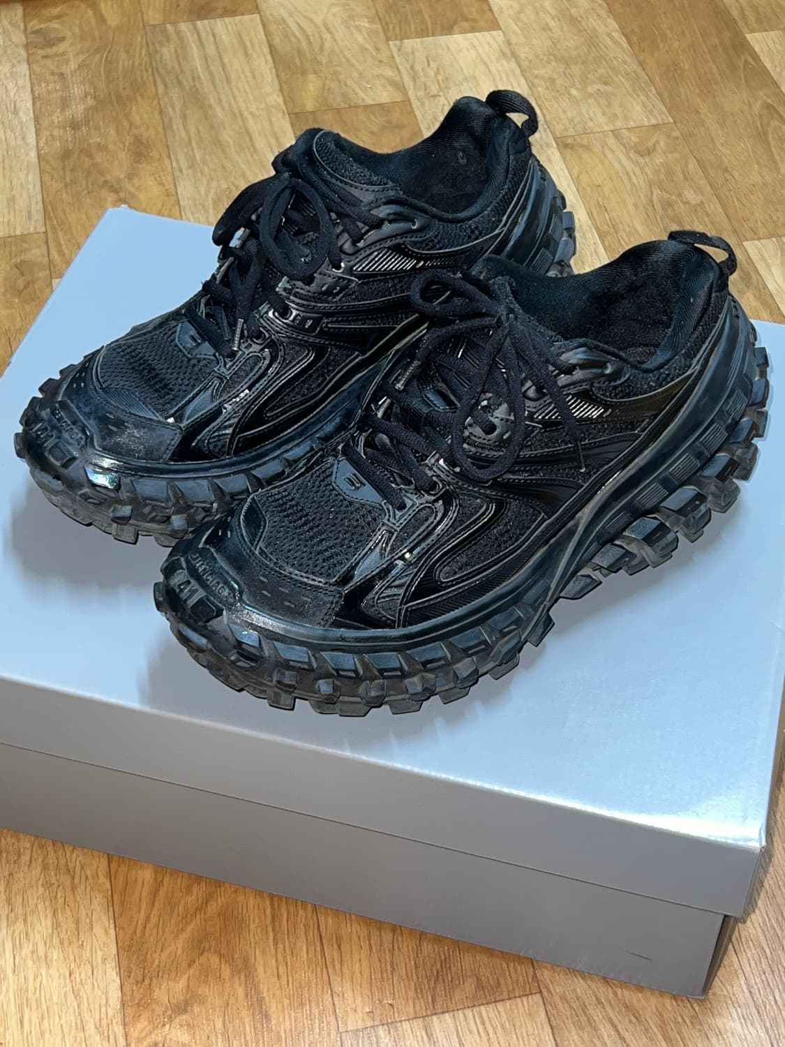 발렌시아가 디펜더 블랙 (41) 상품이미지1