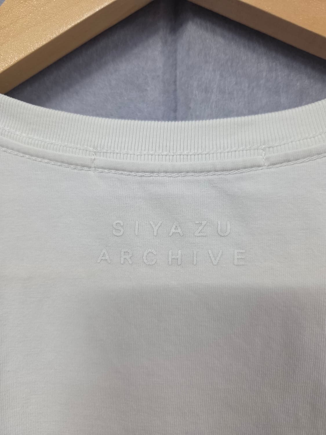 SIYAZU 시야쥬 아카이브 엠보 로고 반팔 티셔츠 상품이미지6