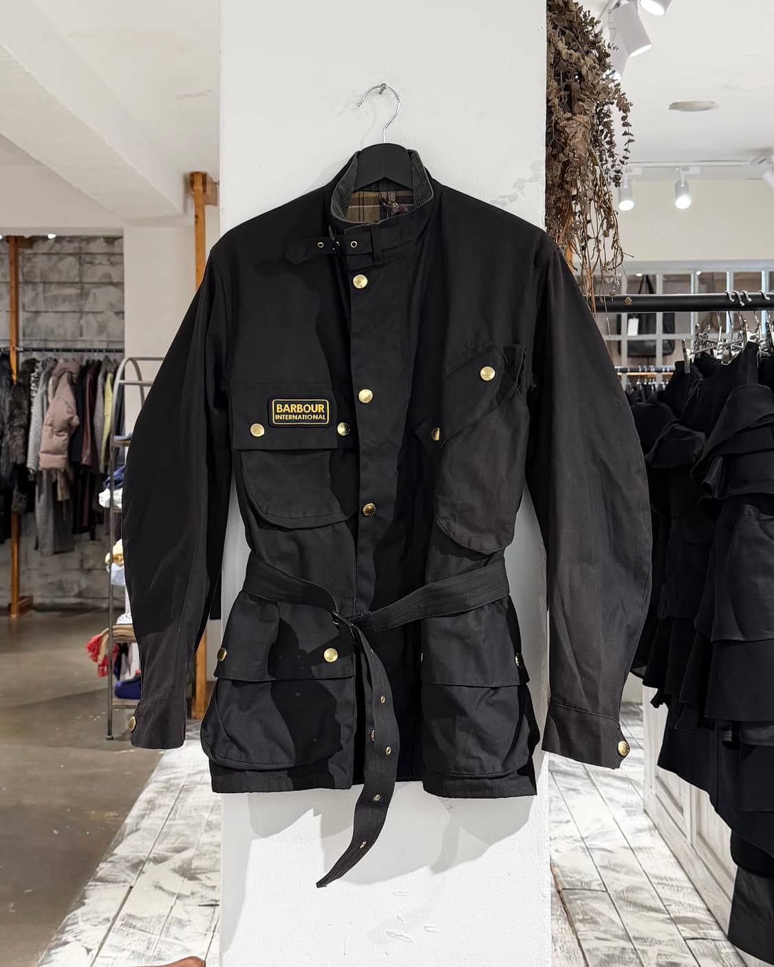 바버 인터내셔널 블랙 하이넥 벨티드 오리지널 왁스 자켓 상품이미지1