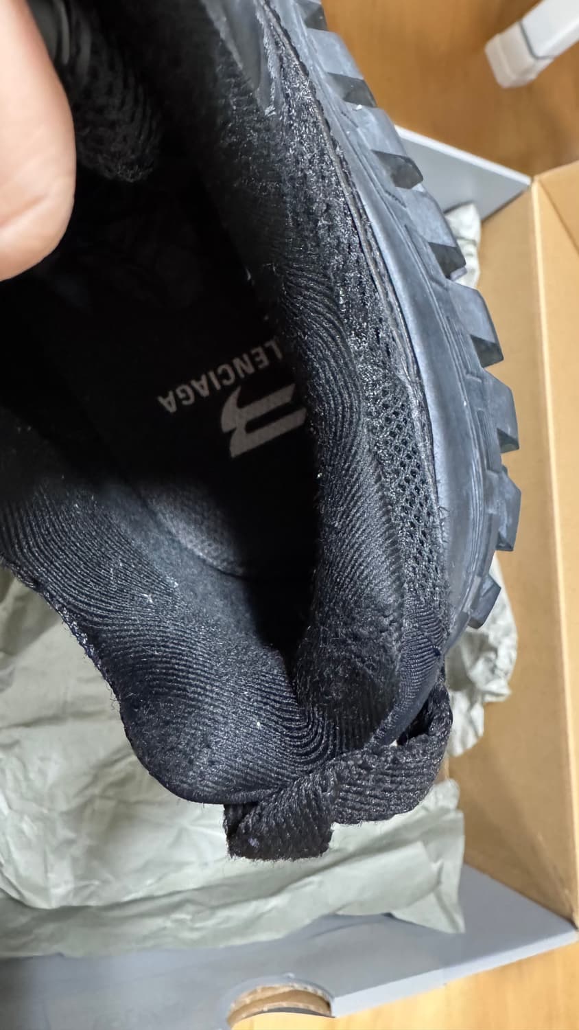 발렌시아가 디펜더 스니커즈 블랙 43 상품이미지7