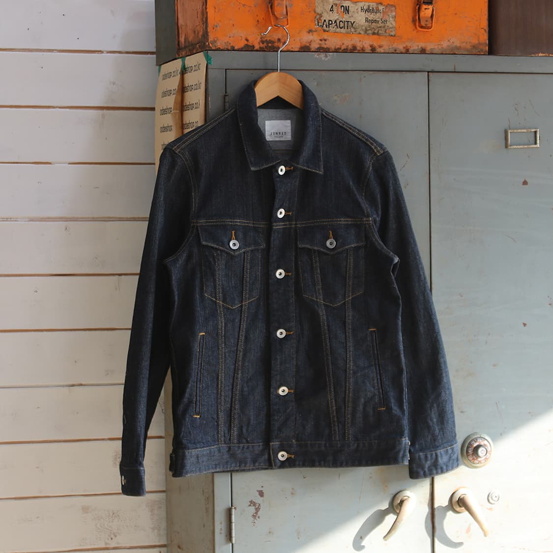 (착용컷) JUNRED 데님 트러커 자켓  상품이미지3