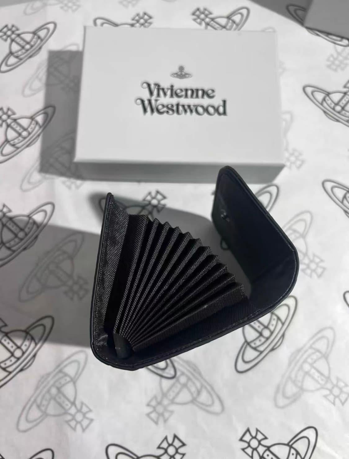 비비안 웨스트우드 사피아노 카우 레더 카드 홀더 블랙 상품이미지2