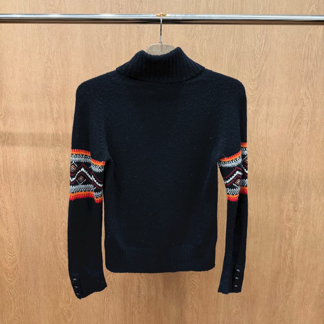 버버리 런던 터틀넥 니트 로고 자수 슬리브  자카드 패턴 레귤러핏 블랙 상품이미지2