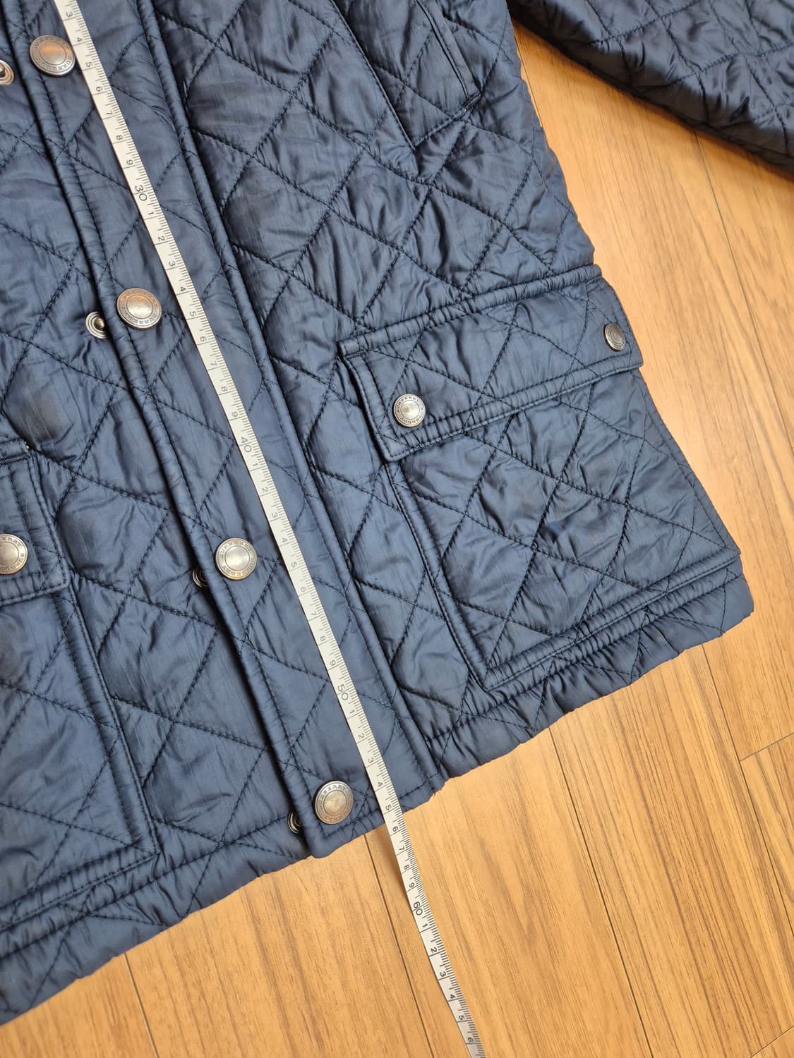 네이비 색상의 버버리 키즈 누빔 후드 자켓입니다. 겉감은 폴리아미드 소재 상품이미지8