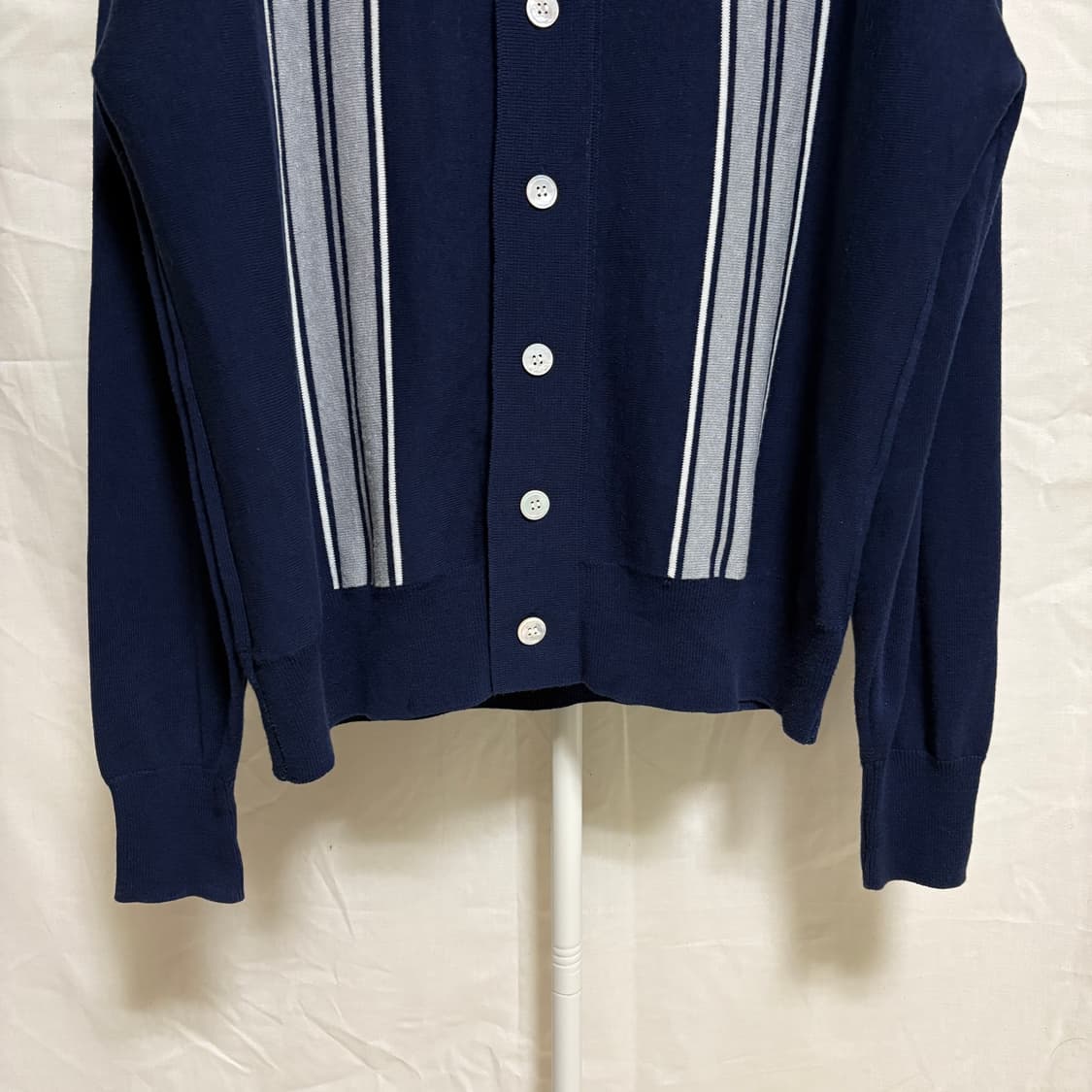 비헤비어 스트라이프 버튼 카라 니트 가디건 / 네이비, 2 상품이미지3