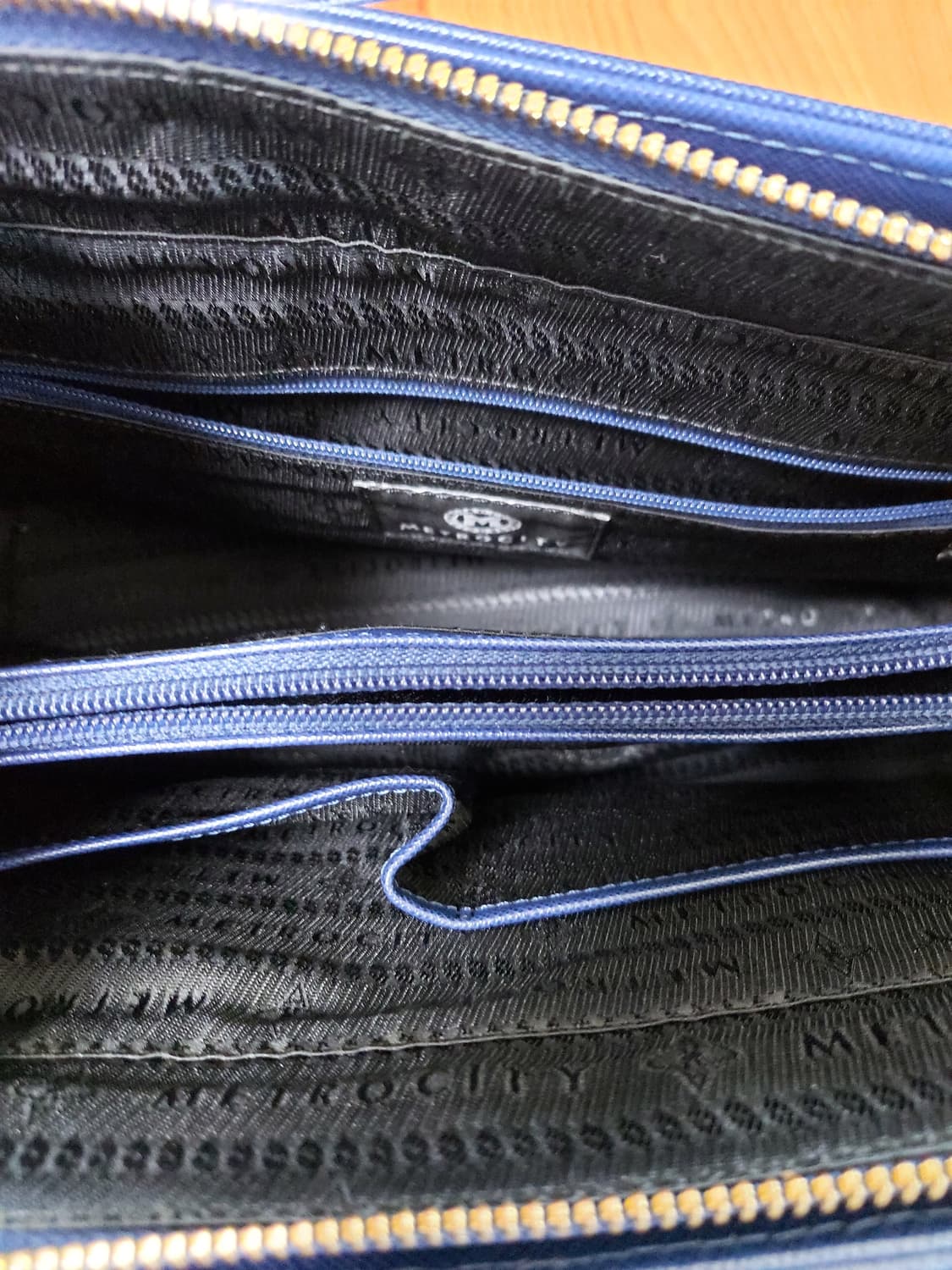 메트로시티 블루 사피아노가죽 토트백

 상품이미지8