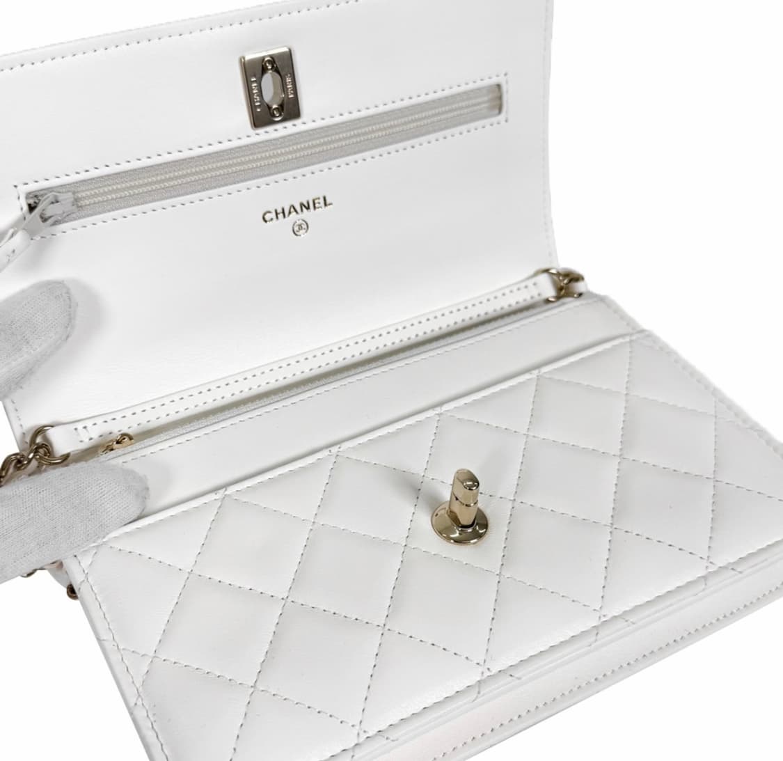 샤넬 여성 램스킨 한정판 골든볼 WOC 체인 숄더 크로스백 금장 화이트 상품이미지8