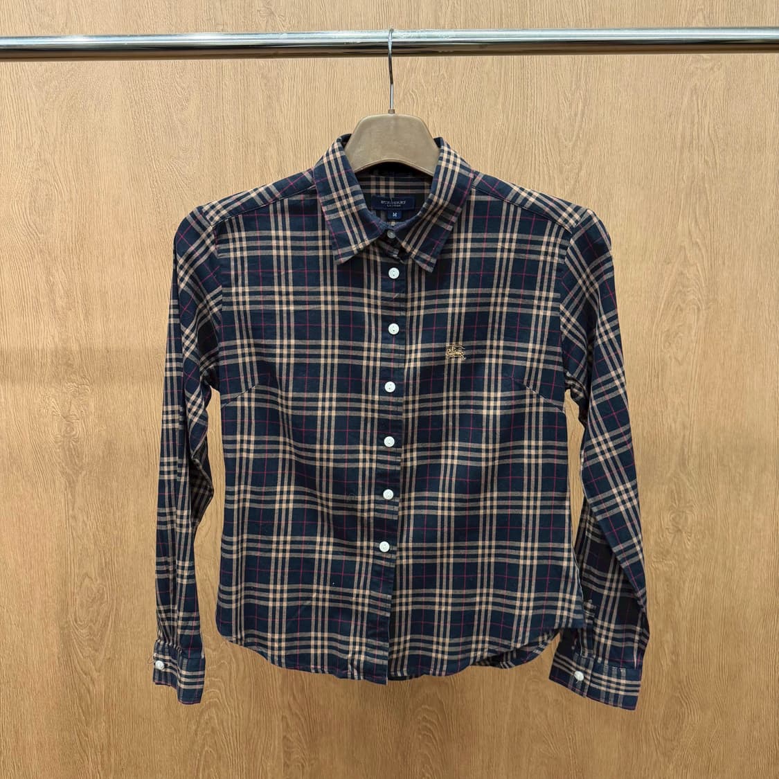 버버리 런던 코튼 긴팔 체크 셔츠 로고 자수 디테일 슬림핏 네이비 상품이미지2