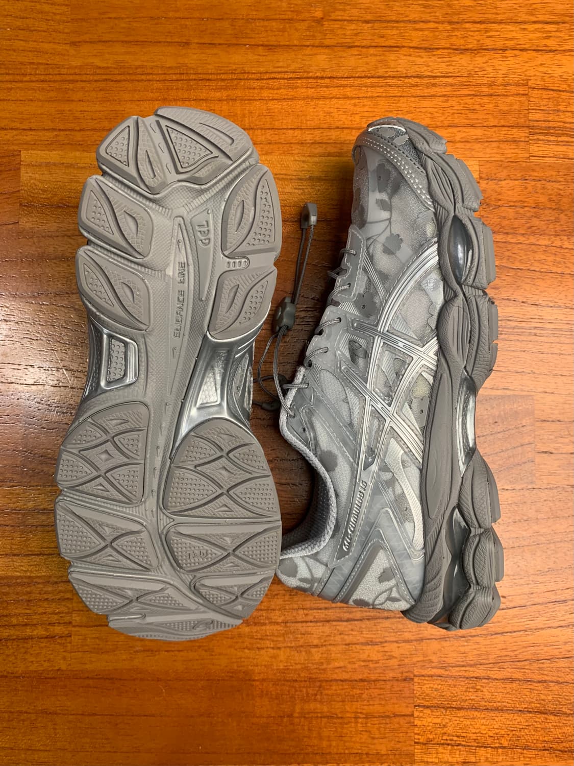 세실리아 반센 아식스 젤 큐뮬러스 그레이 퓨어실버 230 & 225 상품이미지2