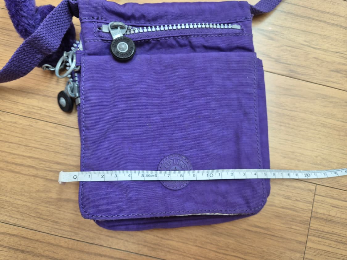 키플링 보라색 크로스백 판매합니다. 가벼운 재질이라 평소에 들고 다니기  상품이미지6