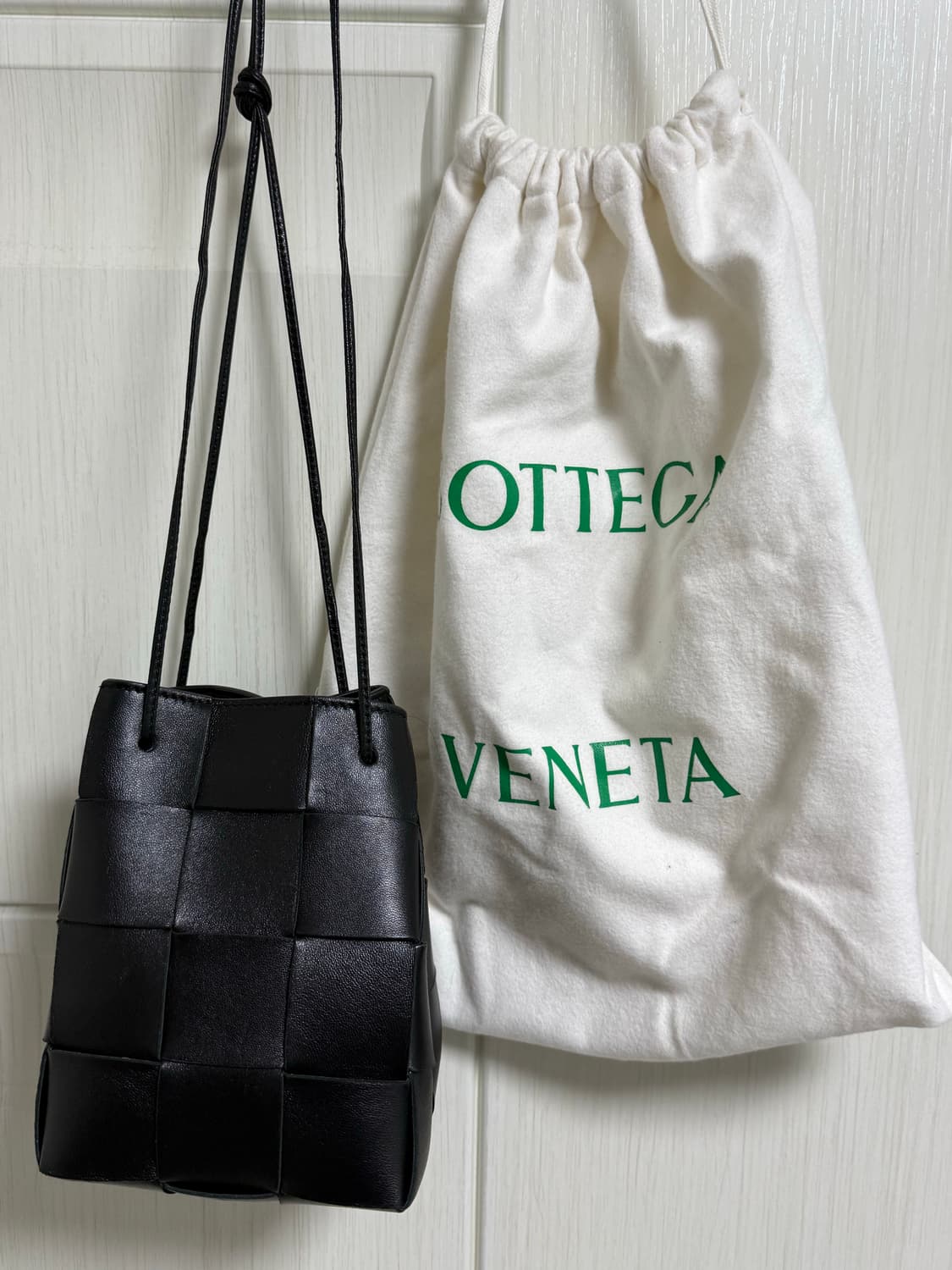 보테가베네타 미니 레더 카세트 버킷백 상품이미지3