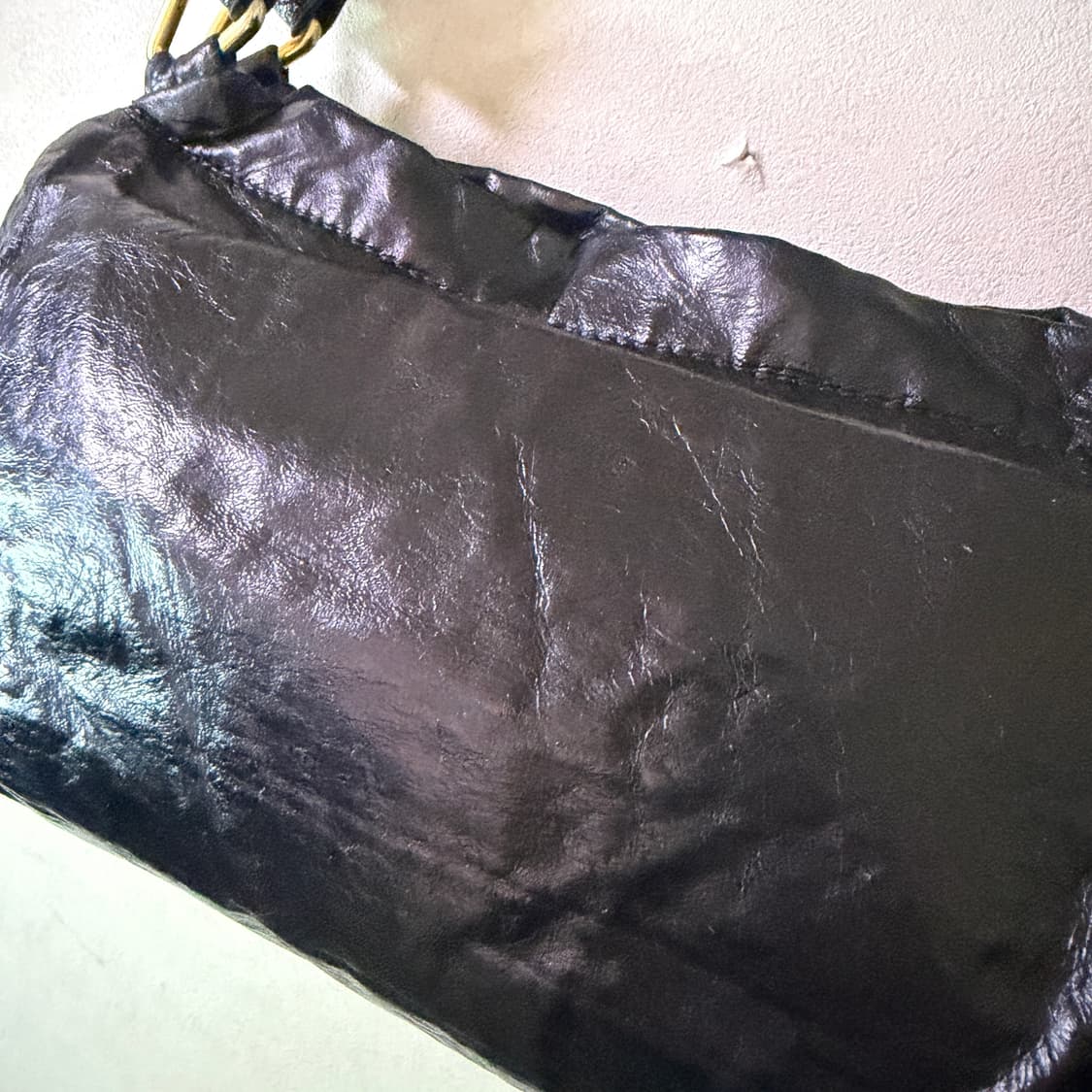 프라다 금장 황실 로고 나파가죽 토트백 상품이미지4