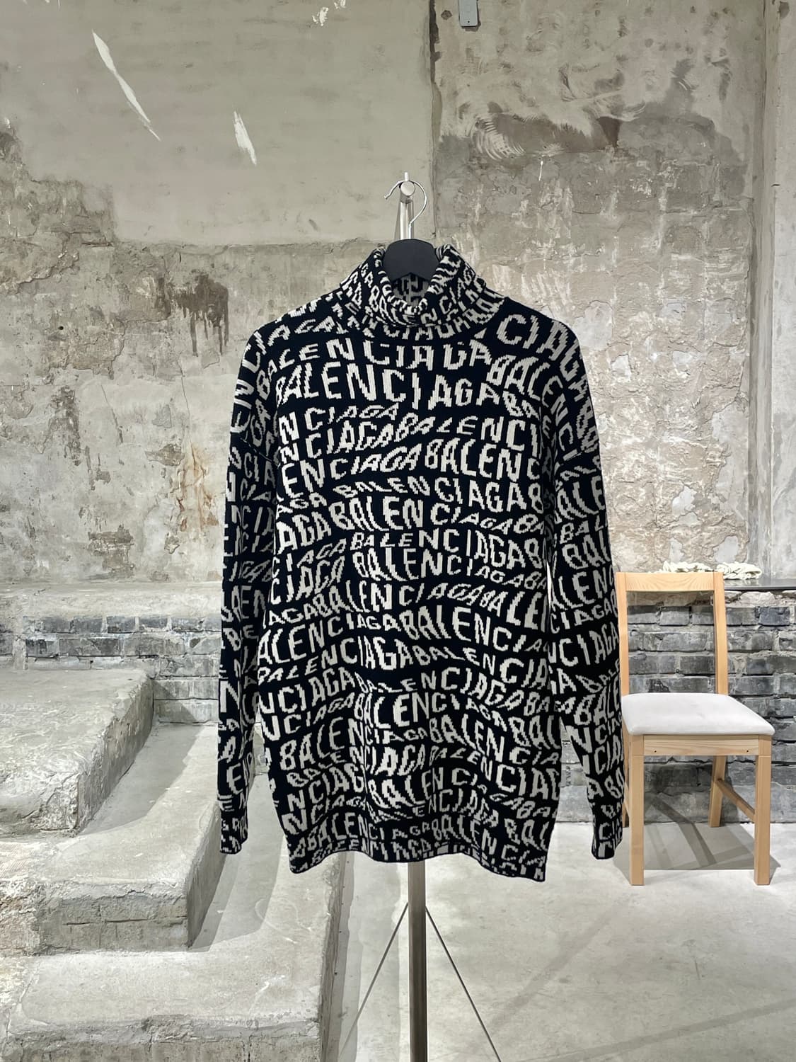 발렌시아가 블랙 자카드 터틀넥 울 스웨터 상품이미지1