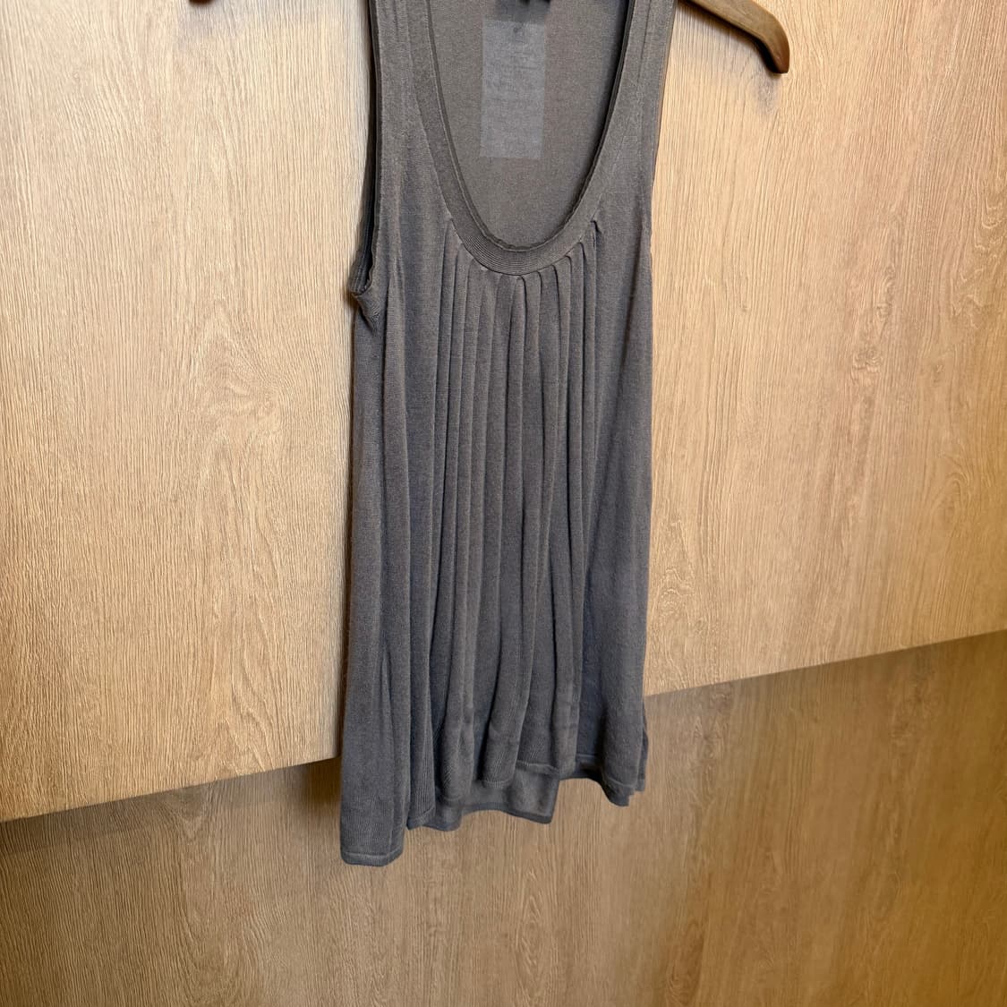 띠어리 슬리브리스 니트 핀턱 플리츠 디테일 루즈핏 브라운 상품이미지7