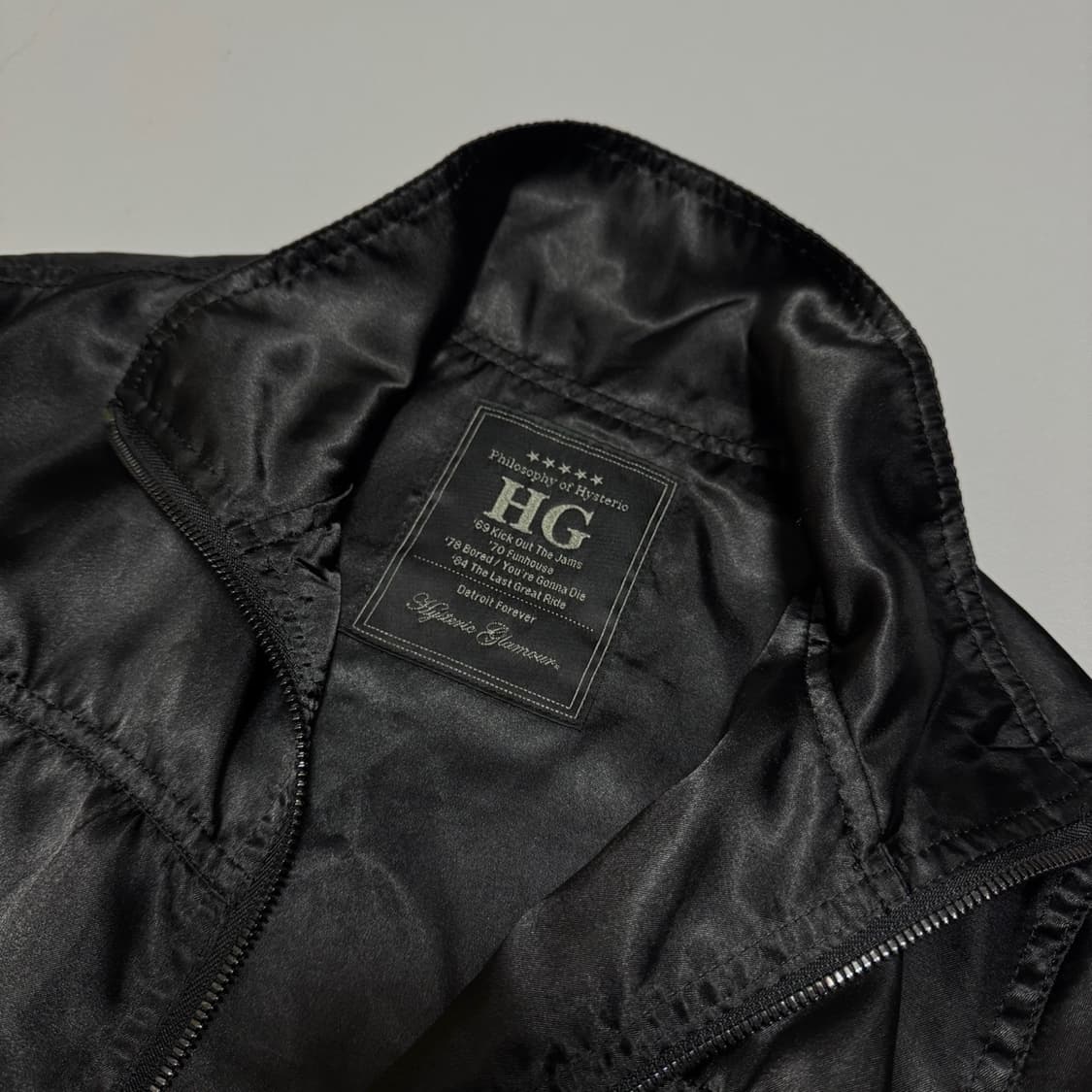 히스테릭글래머 블랙컬러 히스테릭걸 자수 로고 하이넥 새틴 자켓 상품이미지3