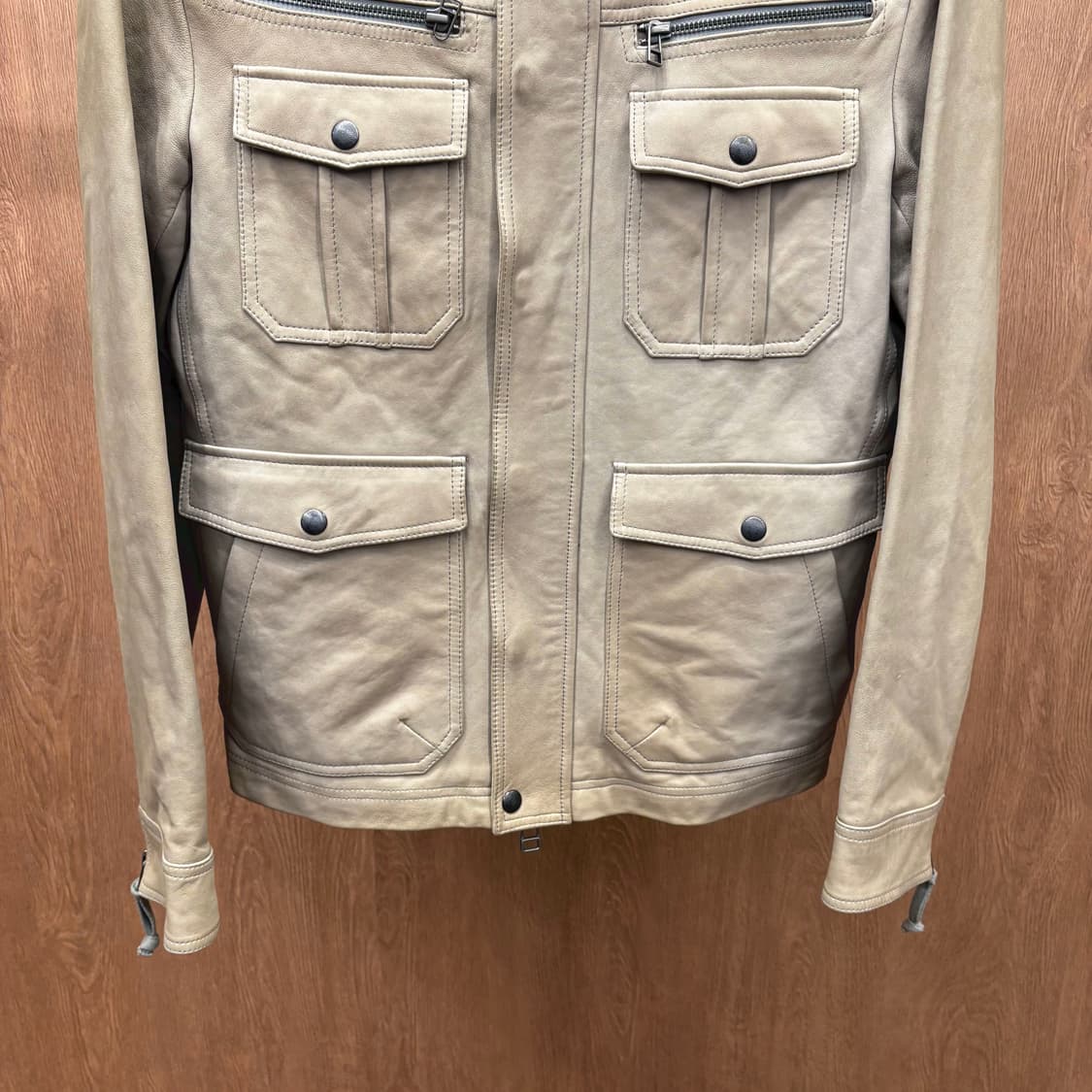 띠어리 하이넥 레더 자켓 4포켓 소매 지퍼 디테일 레귤러핏 베이지 상품이미지5