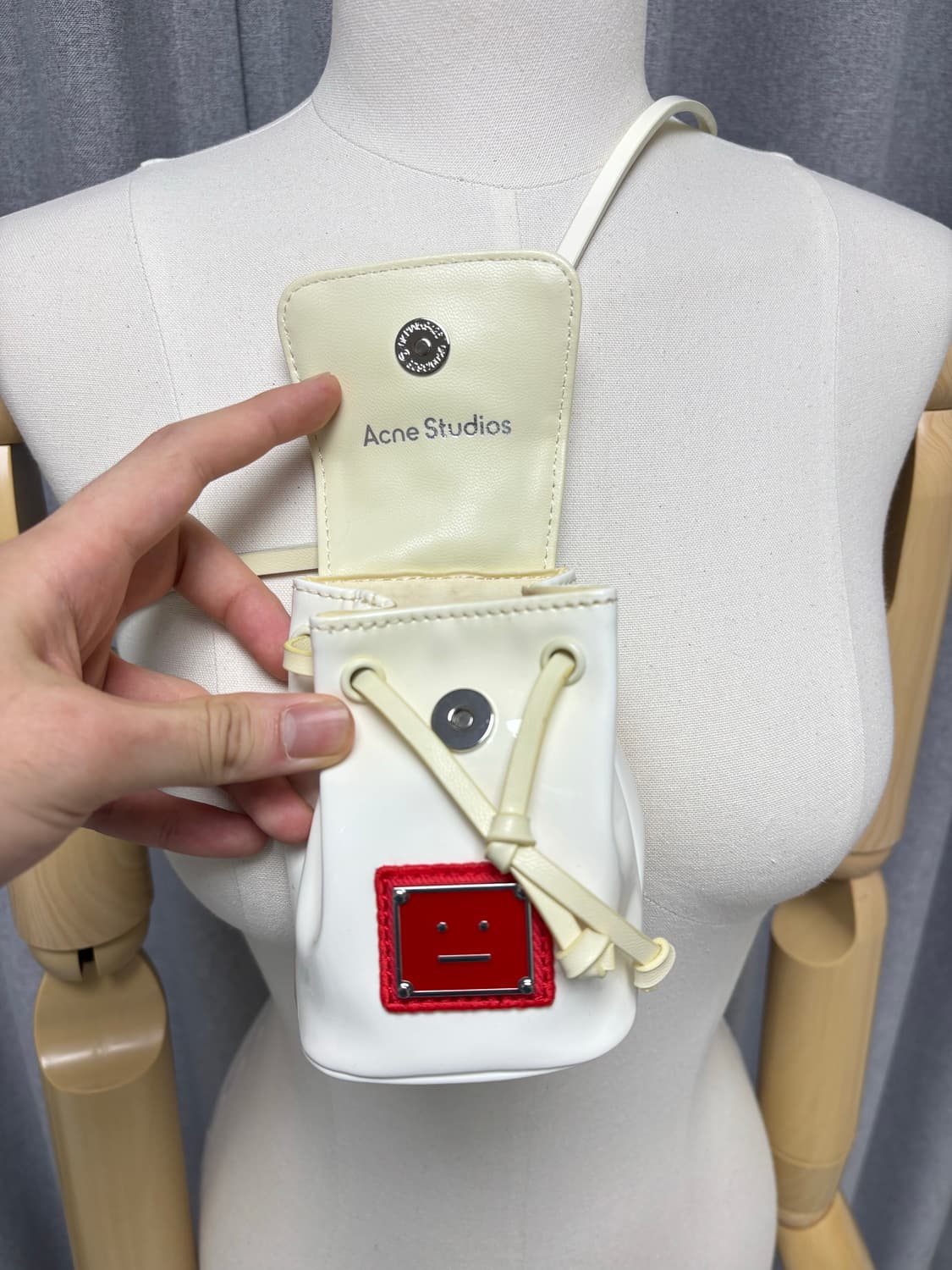 아크네스튜디오 화이트 페이던트 스몰 솔더백    상품이미지3