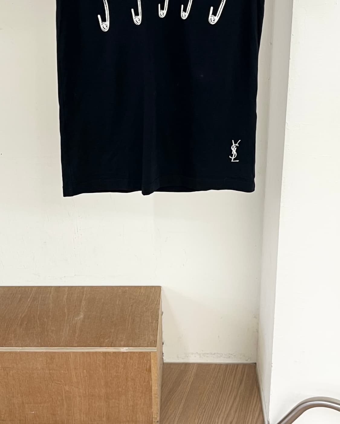 입생로랑 블랙 핀 프린트 코튼 하프티 상품이미지5