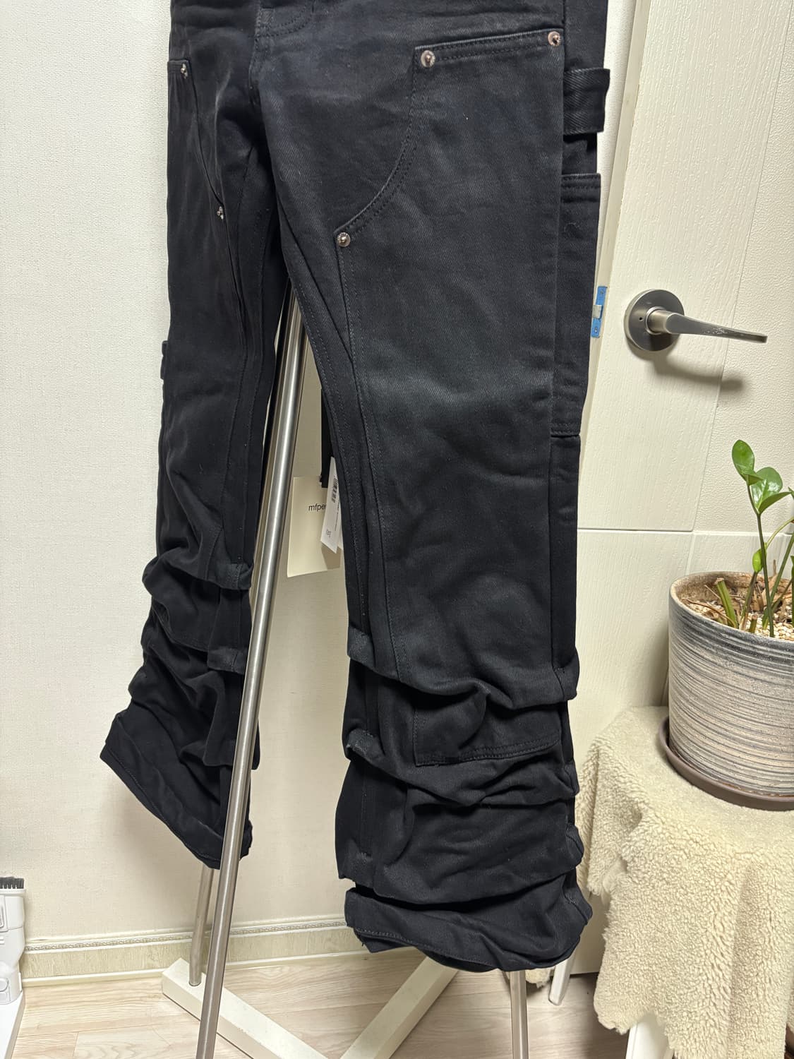 We11done 웨이브 데님 워크 팬츠 XS 블랙 상품이미지3