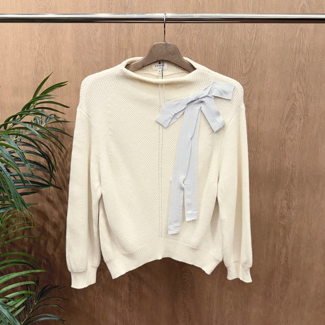 랑방 온 블루 하프넥 긴팔 울 니트 세로 립 블루 리본 디테일 아이보리 상품이미지1