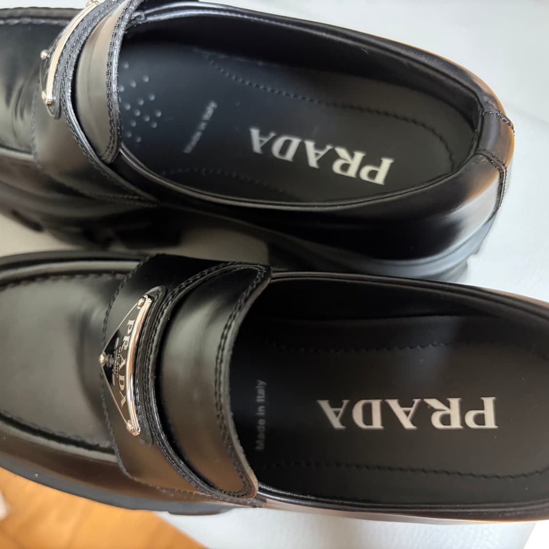 프라다 모놀리드 브러시드 로퍼 상품이미지4