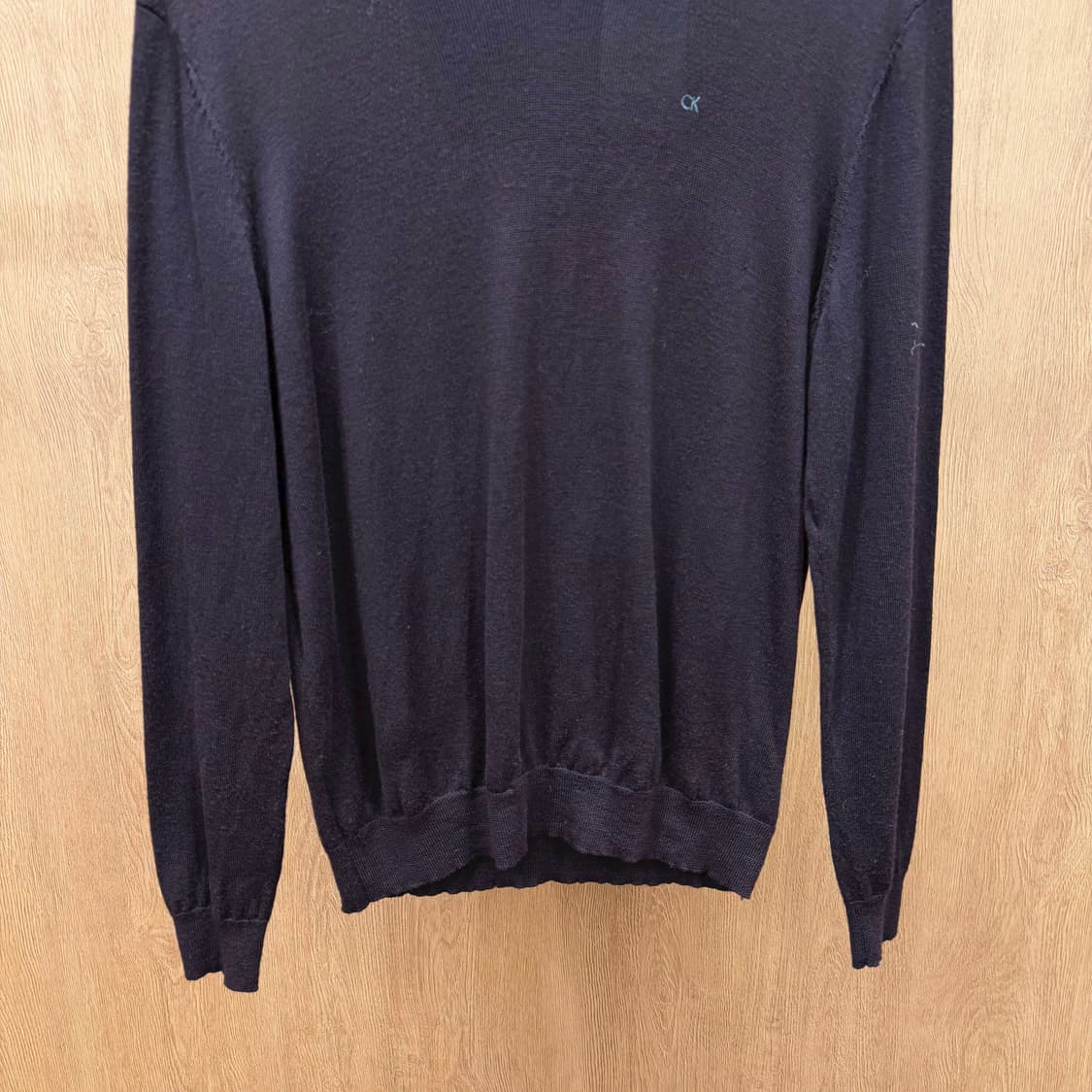 캘빈클라인 브이넥 울 니트 무지 로고 자수 디테일 레귤러핏 와인 상품이미지5