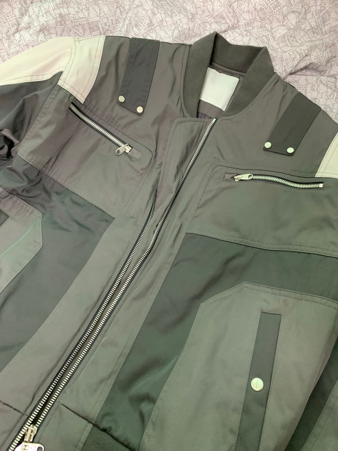 언더마이카 와니 카메 멀티 블록 포켓 터틀 봄버 드리프트우드 - 22FW 상품이미지1
