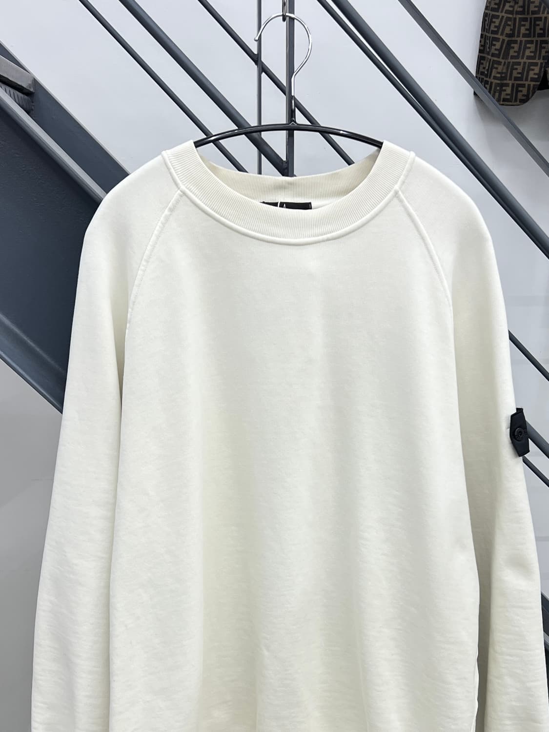 스톤아일랜드 23SS 쉐도우 프로젝트 와펜 맨투맨 상품이미지2