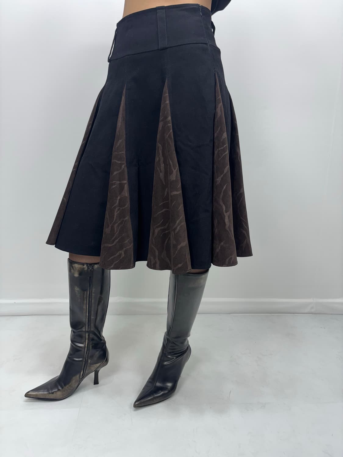 ROSE CHARM SUEDE PLEATS SKIRT 상품이미지1