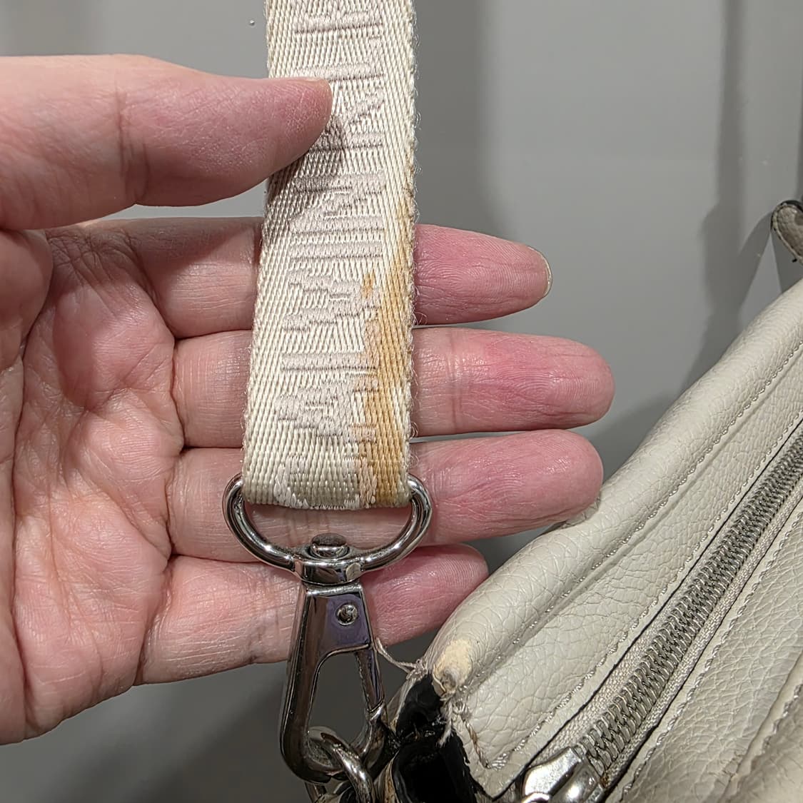 CK 캘빈클라인 진 스트랩 미니 크로스백 상품이미지4