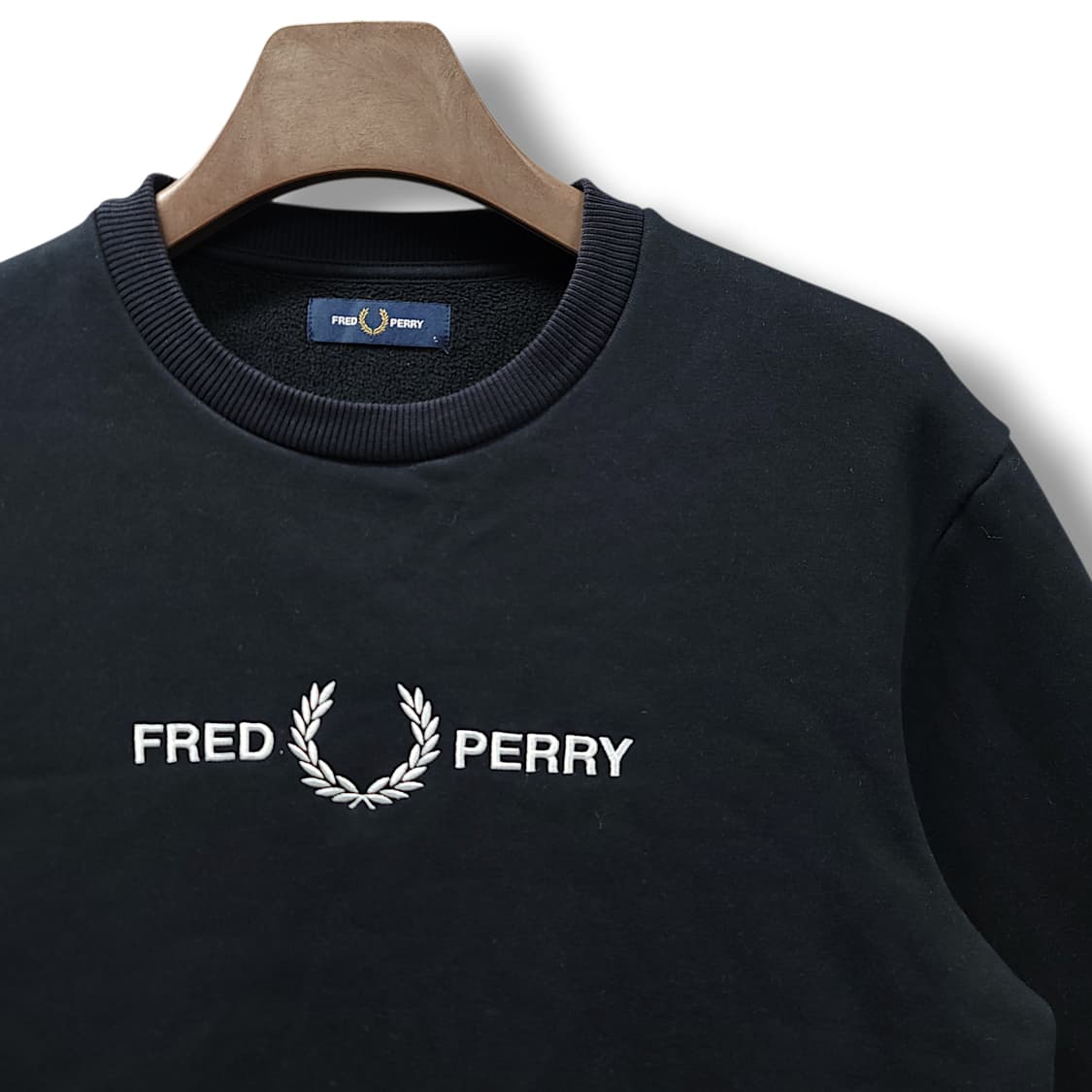 [L] 프레드페리 블랙 빅 자수 로고 기모 크루넥 맨투맨 상품이미지4