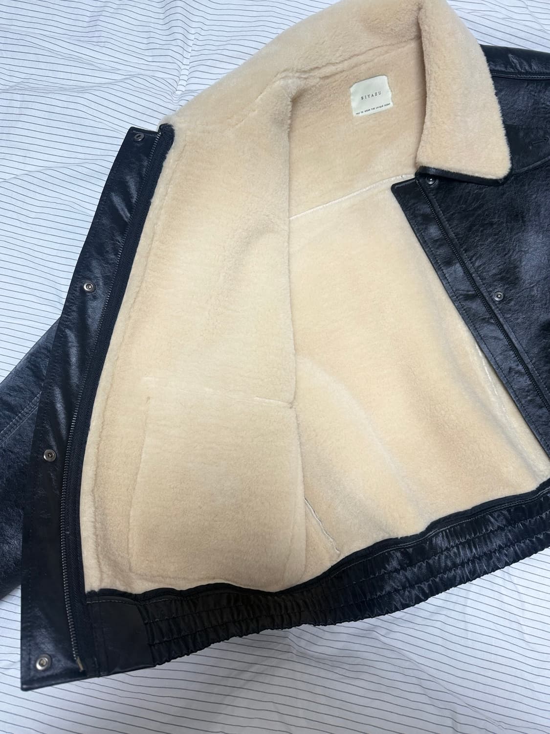 시야쥬 페이크 무스탕 봄버 자켓 팝니다. 상품이미지4