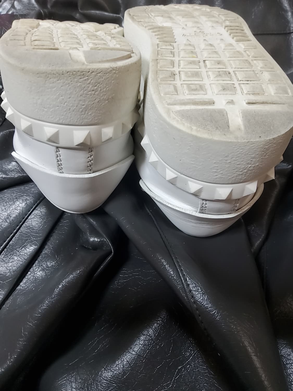 발렌티노 가라바니 언타이틀드 락스터드 스니커즈 235 상품이미지4