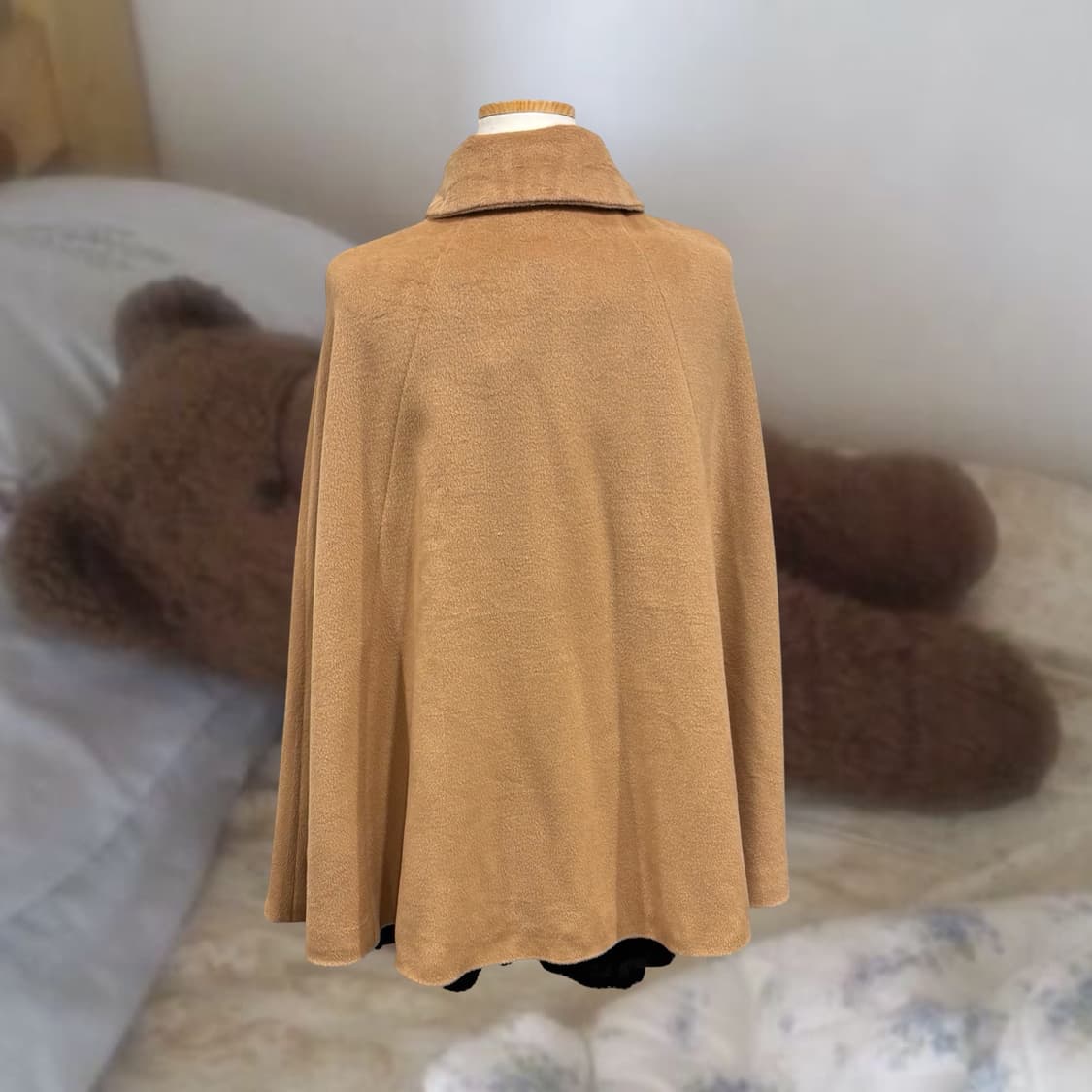 CHU XXX 카라멜 라운드 카라 케이프 자켓 라떼 모리 상품이미지6