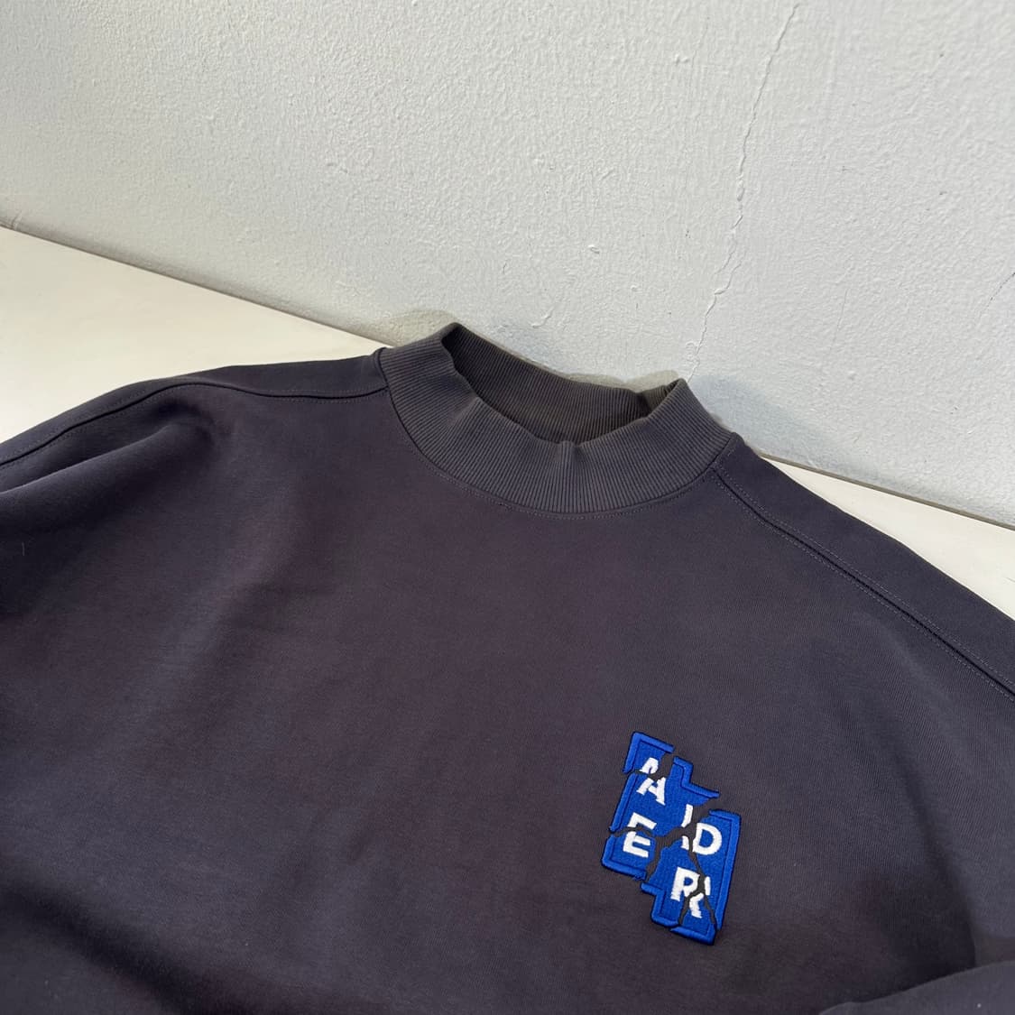 A2 아더에러 차콜 6주년 모크넥 맨투맨 상품이미지1