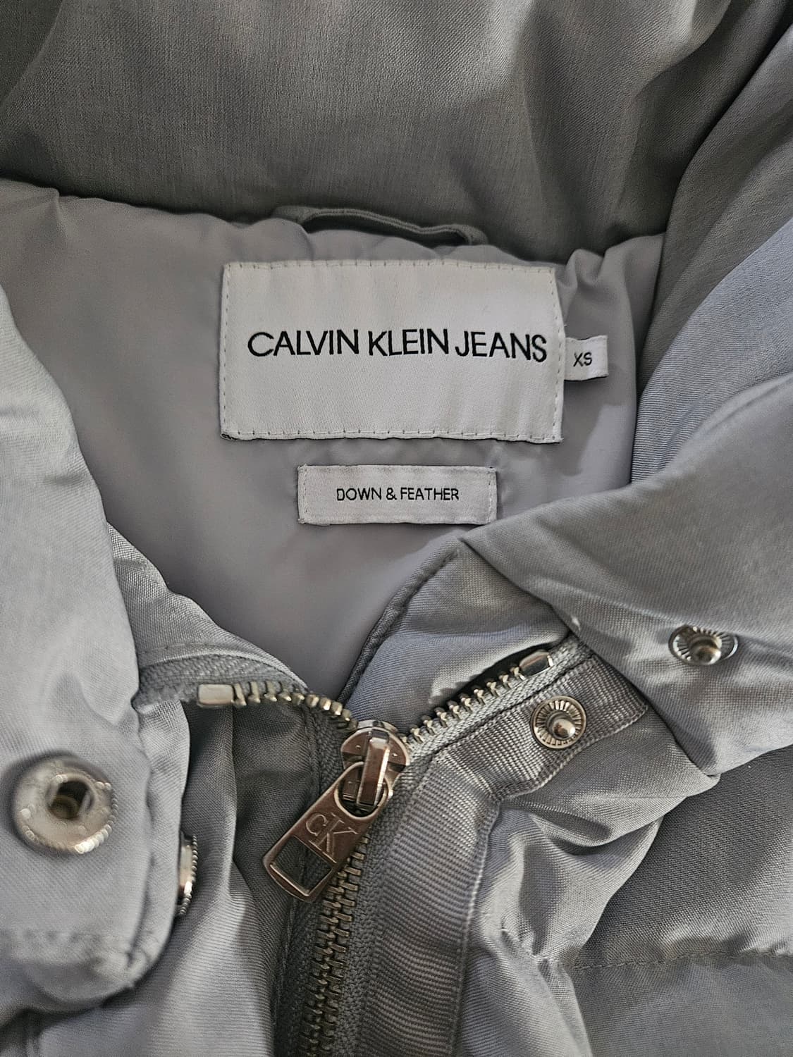 CK 여성 다운 숏패딩 XS 스카이블루 상품이미지5