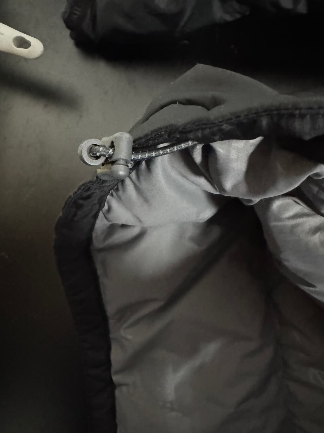 디스이즈네버댓 카라 스펠아웃 다운 패딩 점퍼 블랙 상품이미지5