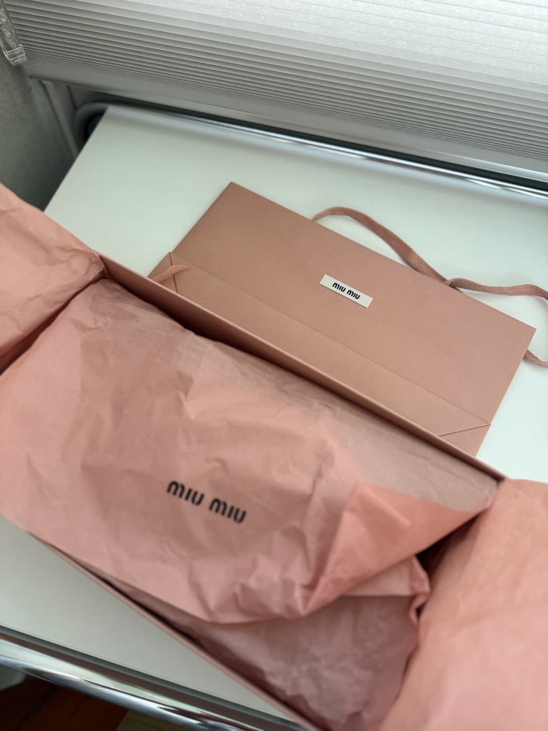 Miumiu 페이턴트 브러쉬드 레더 슬링백 상품이미지9