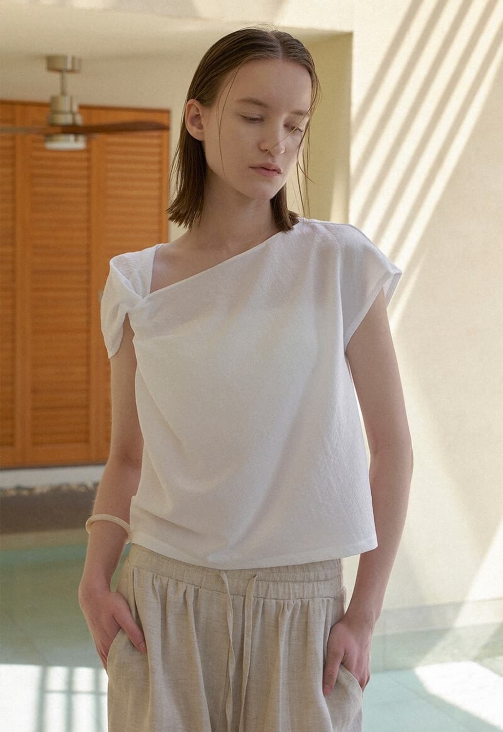 아틀리에 나인 TWIST NECK BUBBLE BLOUSE 상품이미지1