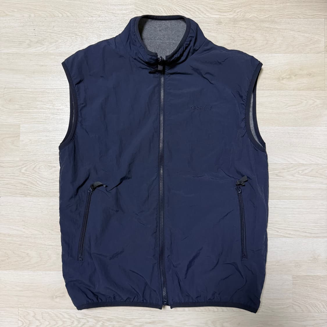 그라미치 리버서블 플리스 베스트 헤더 차콜 상품이미지4