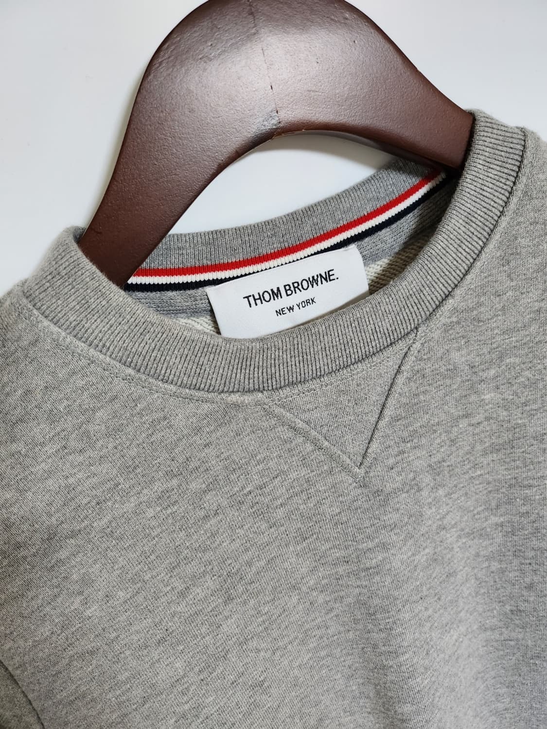 [0] 톰브라운 그레이 사선완장 맨투맨 MJT021H 상품이미지2