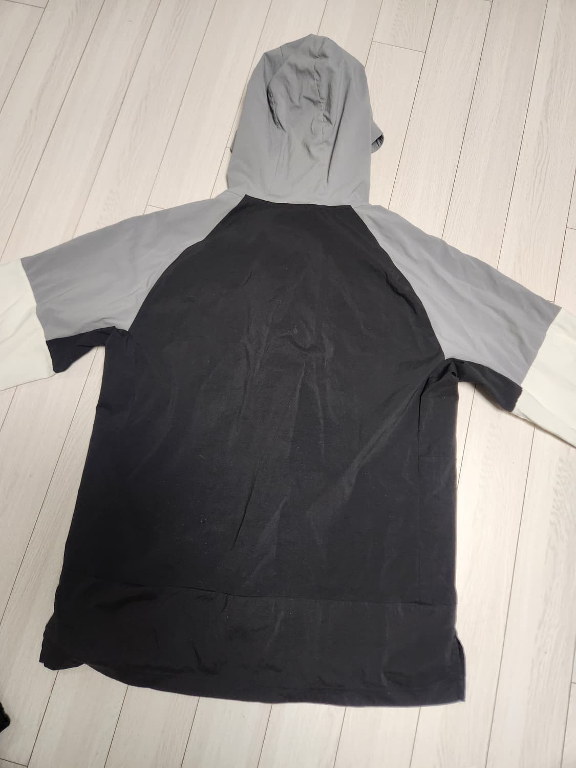 아디다스 바람막이 사이즈M

전체적인 사용감 살짝 있고 왼쪽팔꿈치 부분  상품이미지2