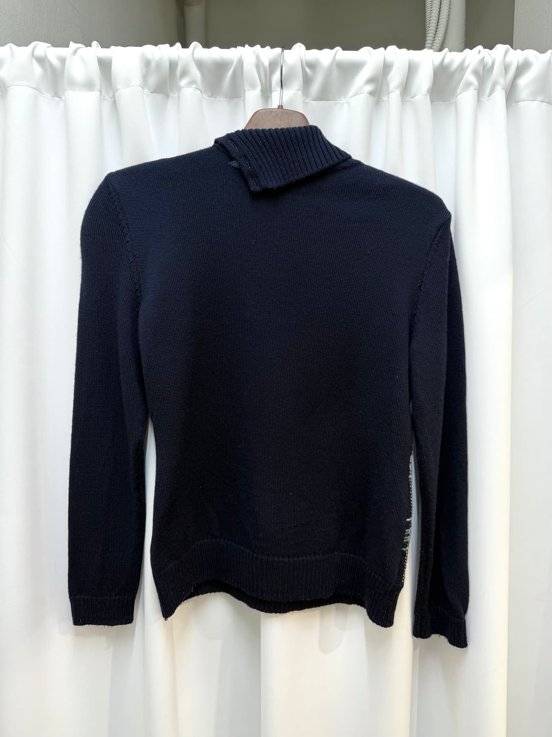 아쿠아스큐텀 하이넥 니트 타탄 체크 패턴 넥 버튼 디테일 네이비 그린 상품이미지10