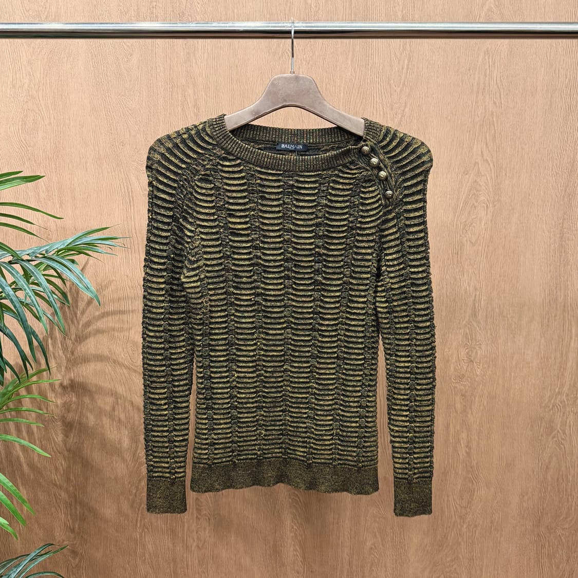 발망 긴팔 니트 골드 메탈릭 립 텍스처 숄더 버튼 디테일 슬림핏 블랙 상품이미지1