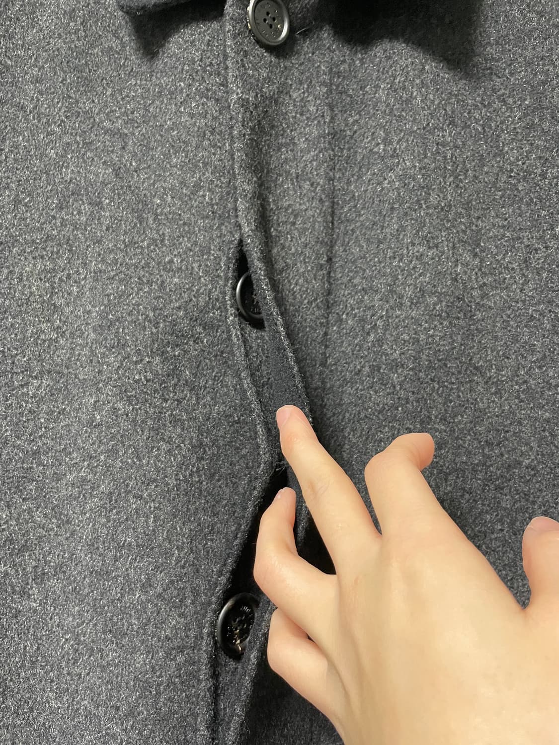 (정품) 입생로랑 남성 여유핏 히든버튼 울 맥코트 _ 차콜 100 상품이미지4