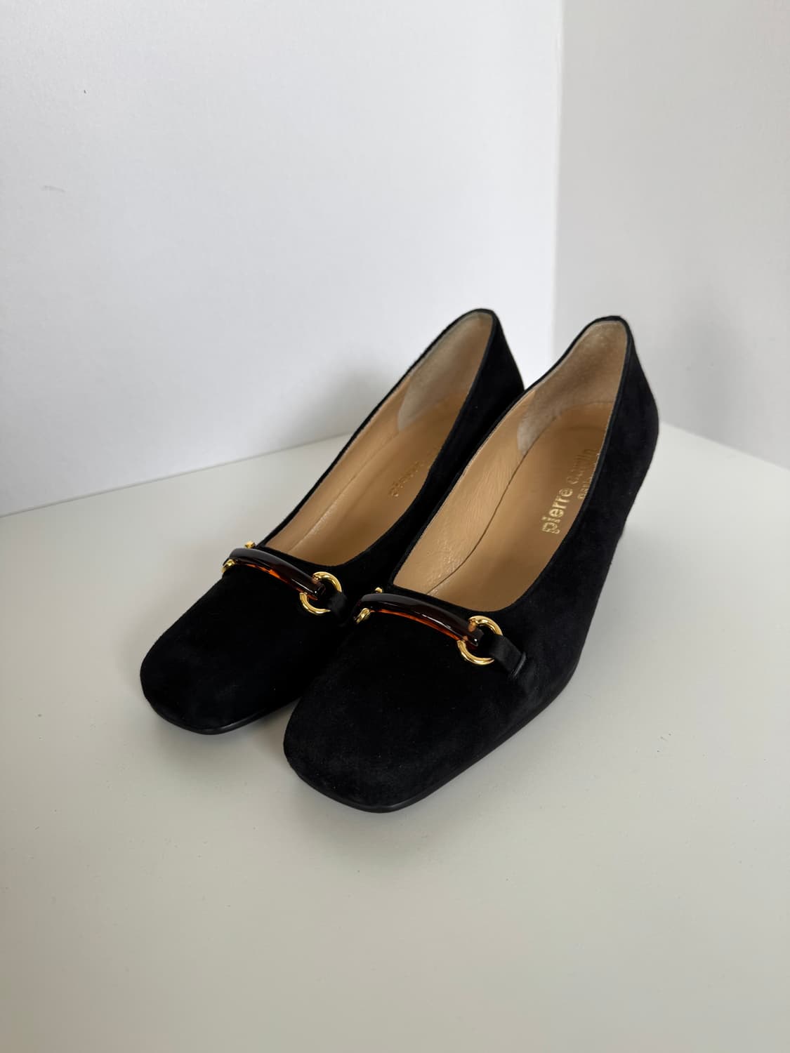 피에르가르뎅 블랙 스웨이드 홀스빗 장식 펌프스 상품이미지2