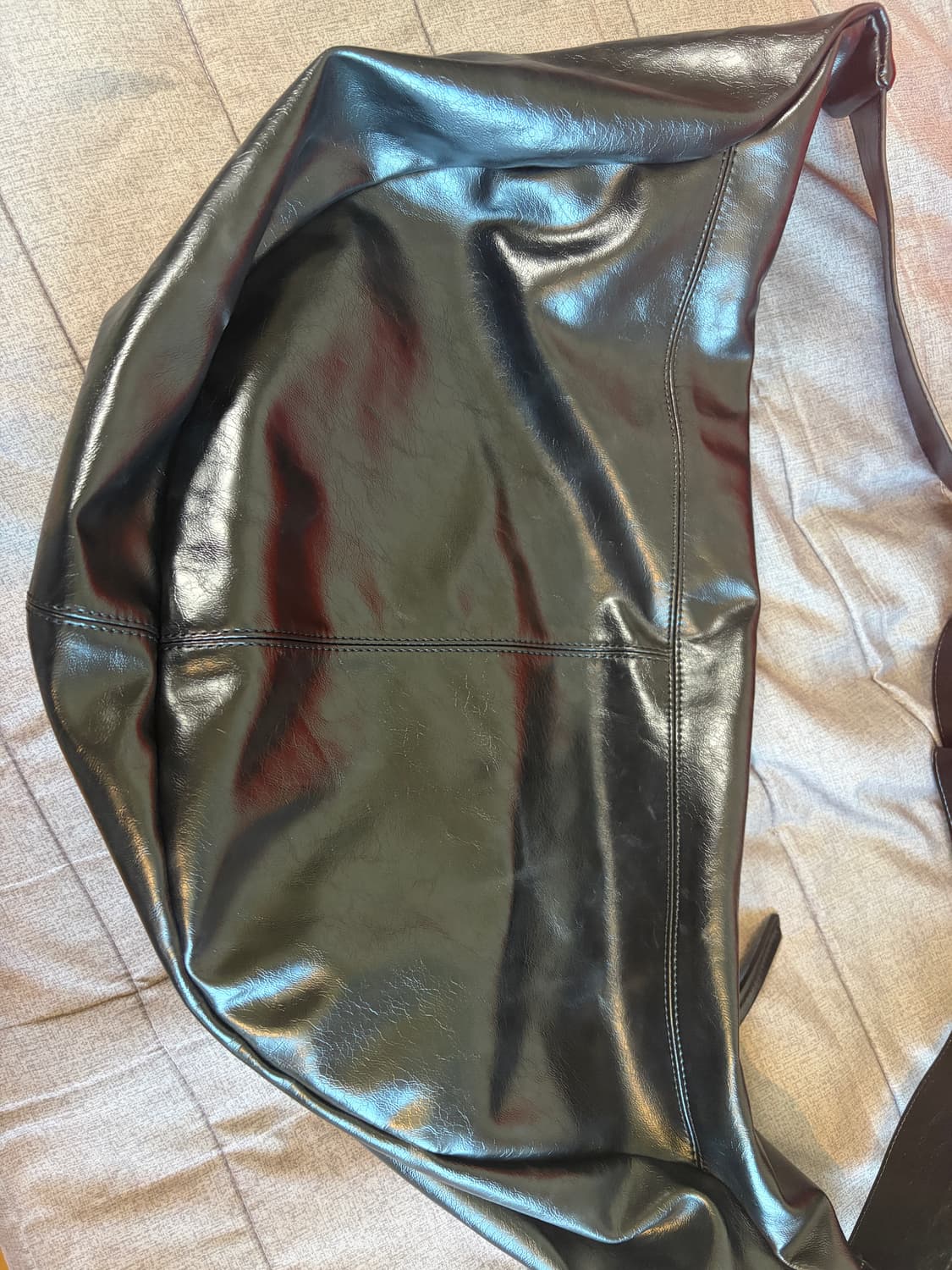 밈더워드로브 몬타 크랙 레더 메신저백 블랙 가방 상품이미지4